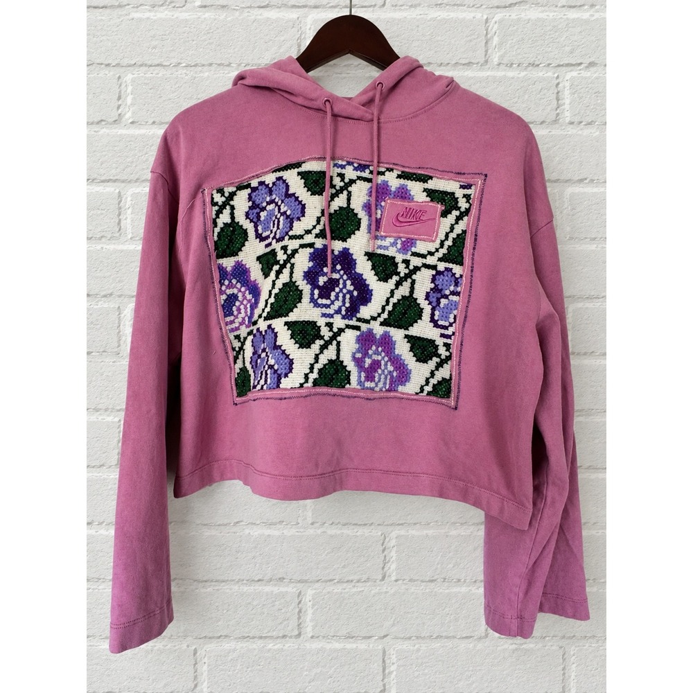 Upcycled Womens Nike Vintage Floral Needlepoint Patch Cropped Hoodie Pink M
